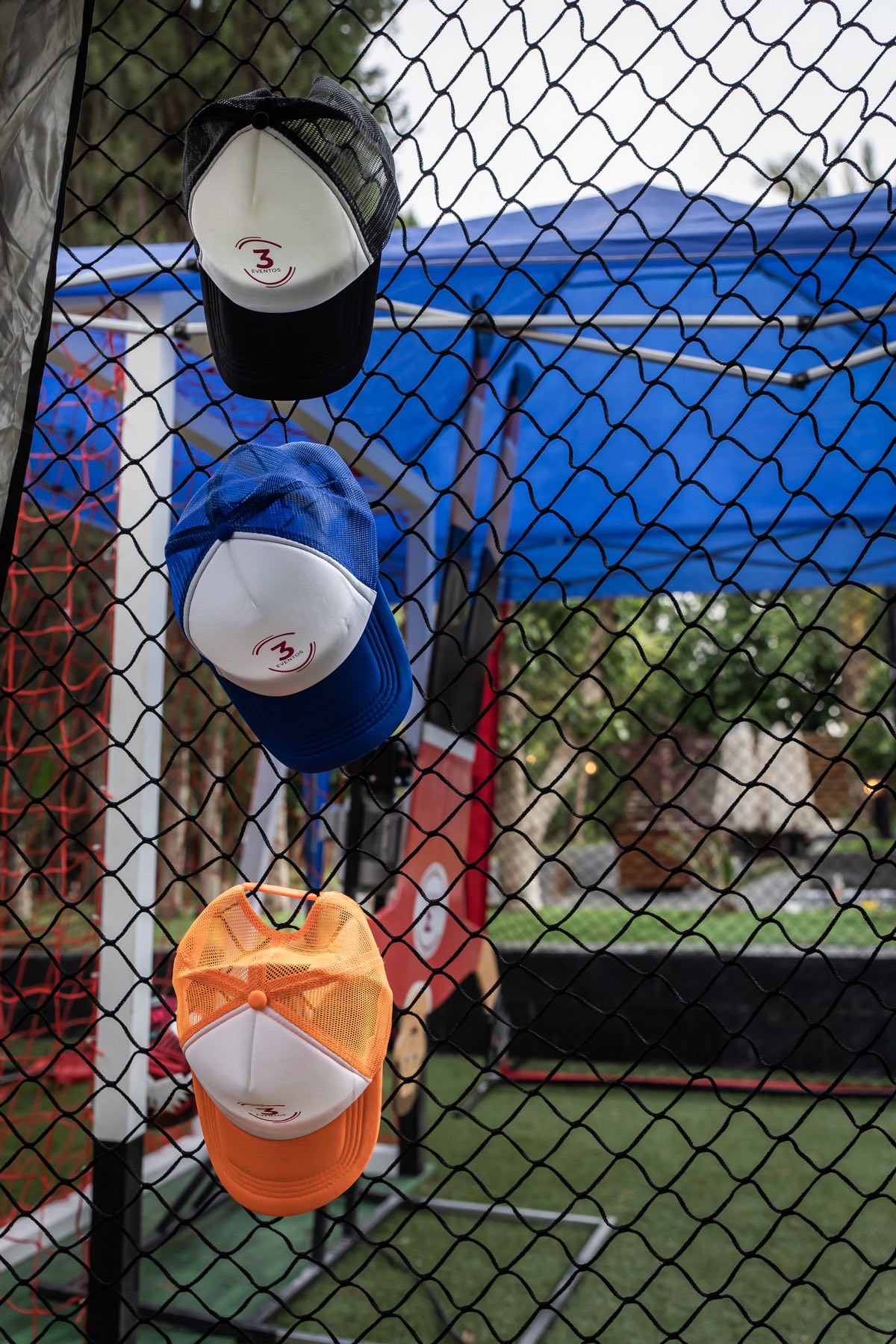 Gorras de 3Eventos junto a la instalación de Chutagol