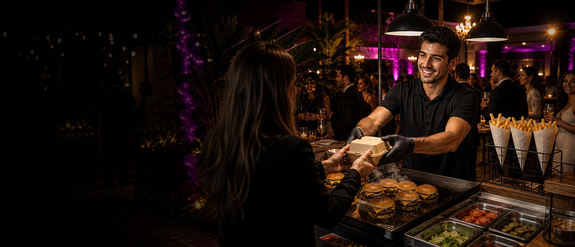 Azafato sirviendo hamburguesas y patatas en un evento 3Eventos