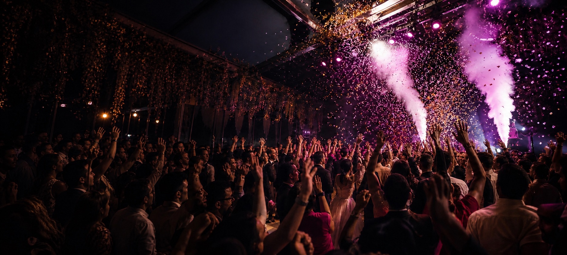 Invitados disfrutando de una fiesta con confeti y efectos especiales