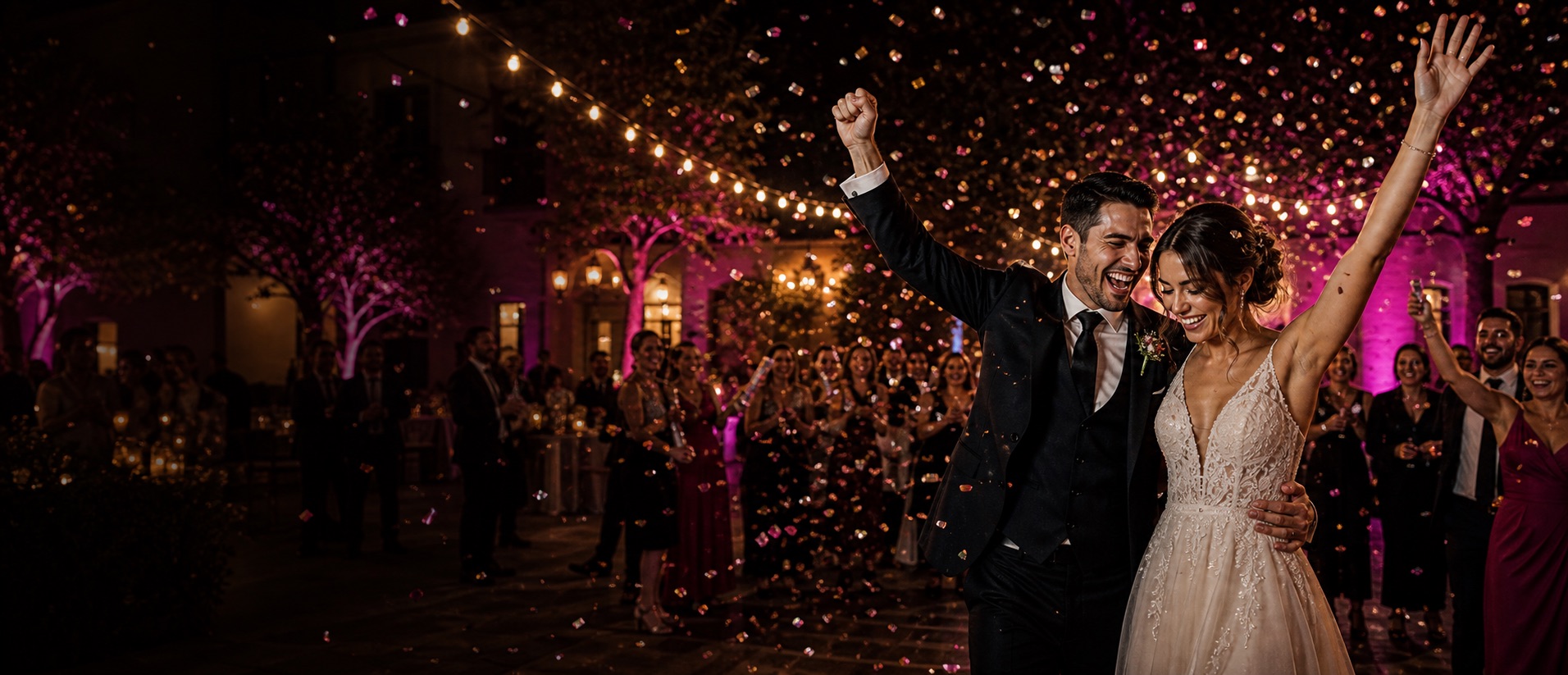 Pareja joven celebrando su boda con confeti