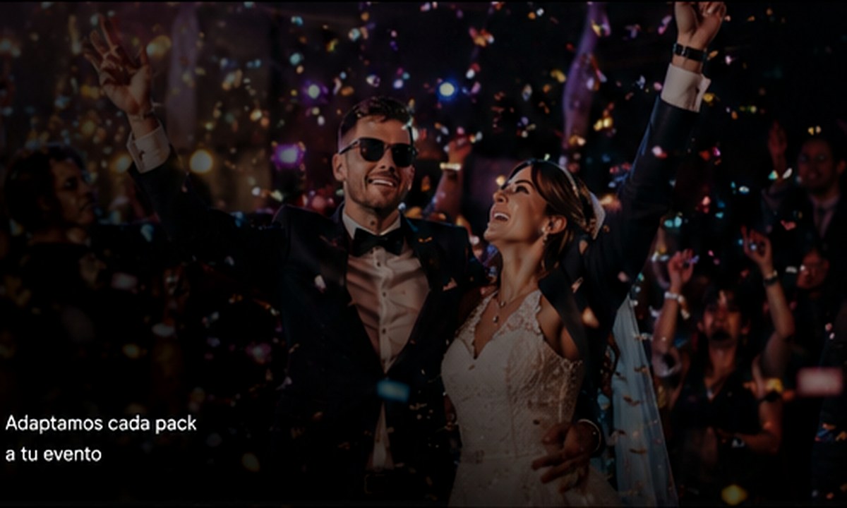 Pareja disfrutando de su celebración