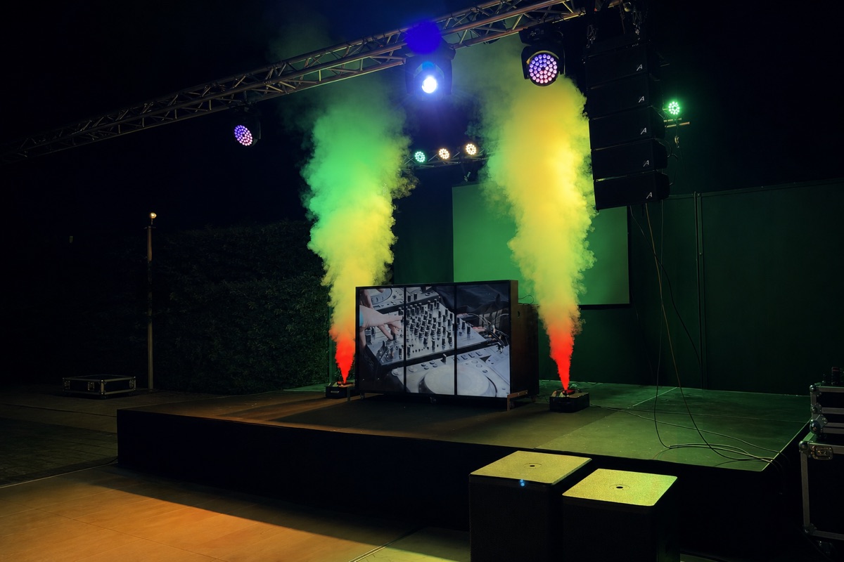Escenario profesional de 3Eventos con iluminación, sonido y efectos de humo