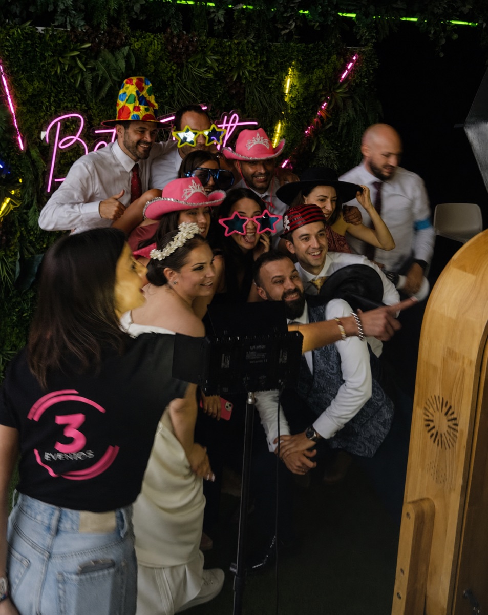 Invitados disfrutando del Fotomatón Velvet de 3Eventos